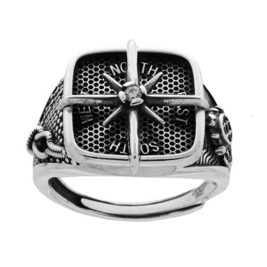 Anello Uomo Chevalier Quadrato con Rosa dei Venti e Zircone Bianco in ARGENTO 925 Galvanica Rodio Brunito