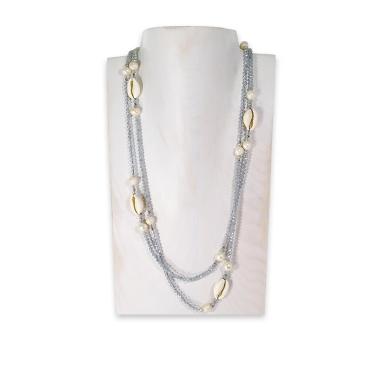 Collana montata in cristallo grigio, perle di fiume e paguro